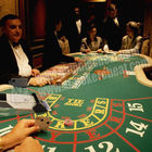 Tabela do pôquer do casino com varredor do pôquer para dentro para a fraude do pôquer de Texas