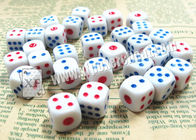 Dados mágicos do casino permanente plástico branco para o jogo profissional dos dados do casino