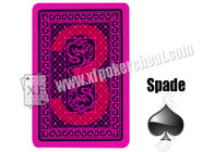 A mágica profissional sustenta cartões de jogo marcados padrão do negro italiano do Dal do papel