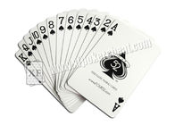 O americano QUATRO 52 marcou cartões de engano invisíveis do pôquer com códigos de barras dos lados