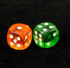 Os dados mágicos do casino colorido do plástico 8/10/12/14mm para apostar jogos enganam-se