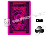A mágica sustenta o cartão de papel do rei jogador marcado com a fraude do póquer da tinta invisível