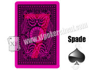 A mágica sustenta o cartão de papel do rei jogador marcado com a fraude do póquer da tinta invisível