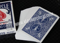 A mágica profissional sustenta cartões de jogo marcados padrão da bicicleta do papel dos EUA