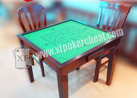Quadrado de madeira tabela marcada da perspectiva dos cartões de jogo com câmera escondida
