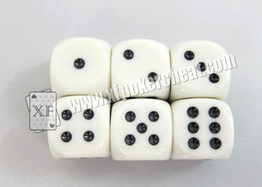 Dados de controle remoto dos dados mágicos do casino que trabalham com controlo a distância para a mostra mágica