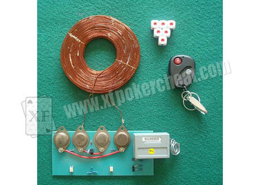 Dados de controle remoto dos dados mágicos do casino que trabalham com controlo a distância para a mostra mágica