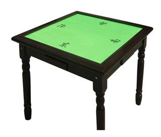 Quadrado de madeira tabela marcada da perspectiva dos cartões de jogo com câmera escondida